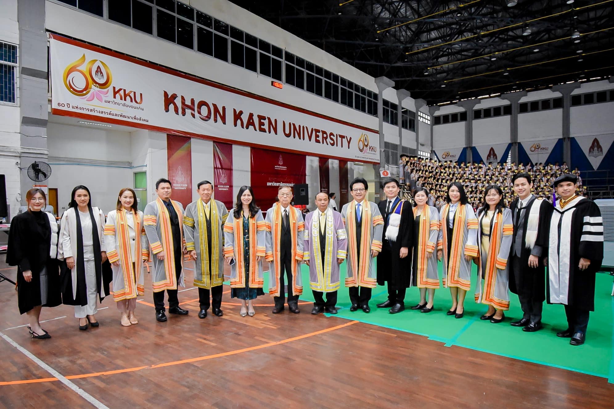 คณะผู้บริหารและคณาจารย์ร่วมถ่ายภาพกับบัณฑิตคณะนิติศาสตร์ มหาวิทยาลัยขอนแก่น ประจำปี 2567 ณ อาคารพละศึกษา มหาวิทยาลัยขอนแก่น
